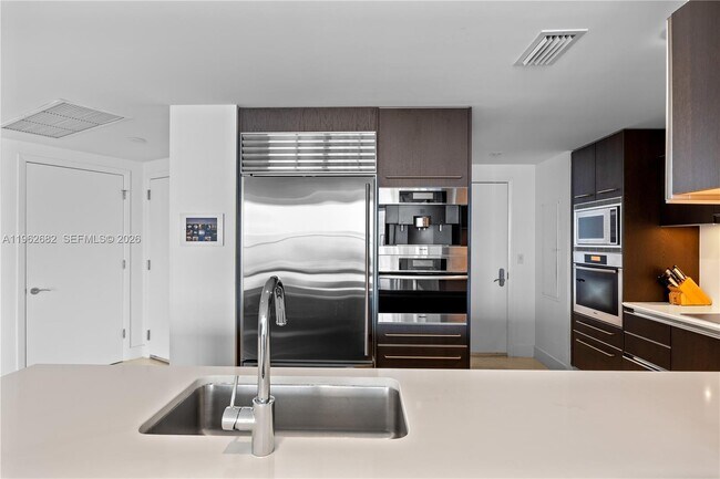 Building Photo - 17001 Collins Ave