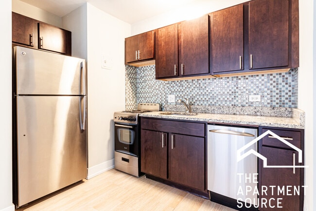 Building Photo - 445 W Wellington Ave