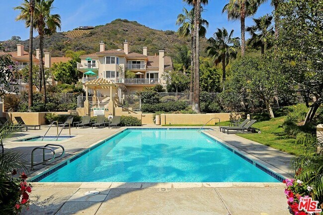 Building Photo - 682 Palisades Dr