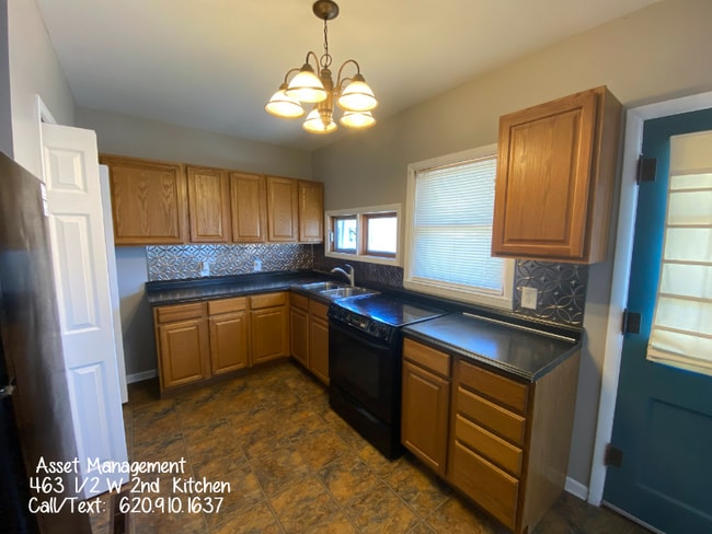 Building Photo - 463 1/2 W 2nd St