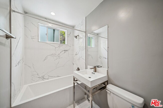 Building Photo - 252 S New Hampshire Ave