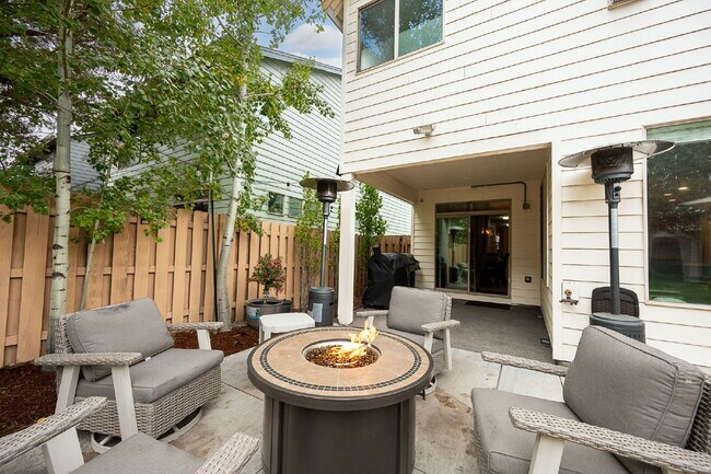 Building Photo - Spacious 4-bed Home with High Ceilings