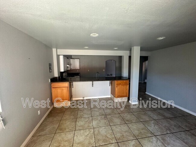 Building Photo - 1847 S Raintree Pl
