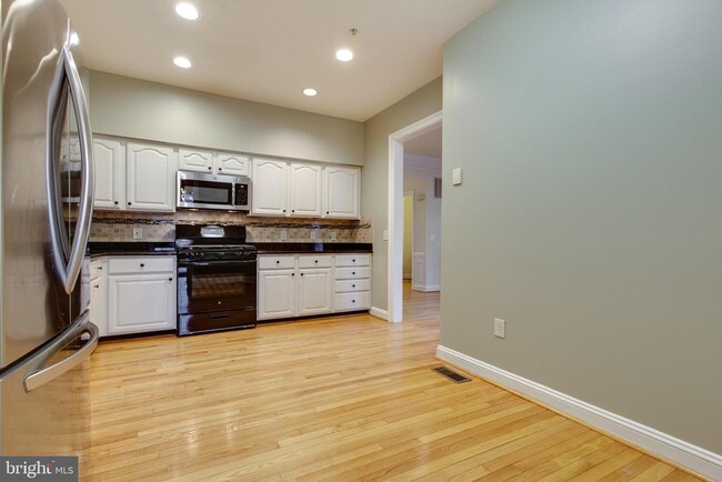 Building Photo - 8627 Trail View Dr