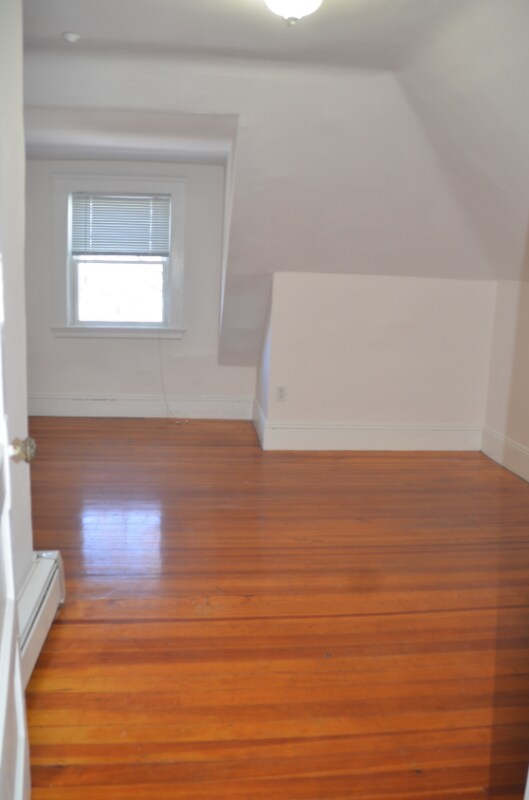 Building Photo - 10-10 Howard St