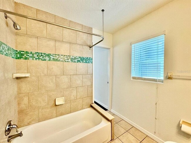 Building Photo - 809 W Hiawatha St