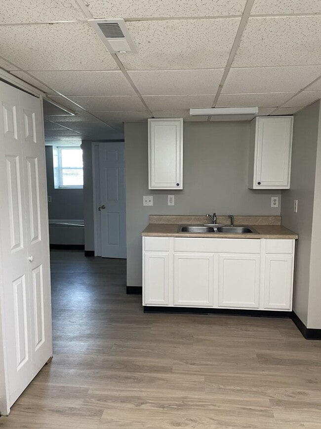 Building Photo - 4 Bedroom Two-Story Home with Large Yard, Lawn Care Included