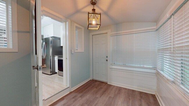 Building Photo - 214 15th Ave W