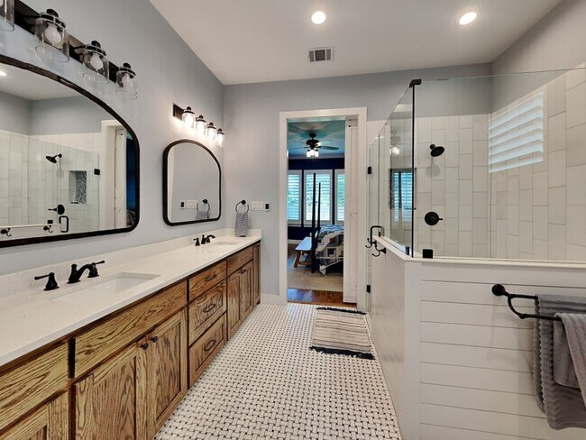 Building Photo - IMMACULATE HOME IN UNIVERSITY HEIGHTS! UPD...
