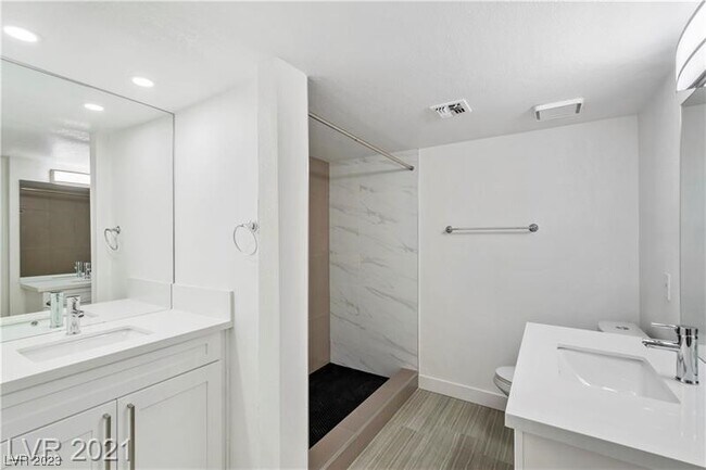 Building Photo - 3749 Carlyle Dr