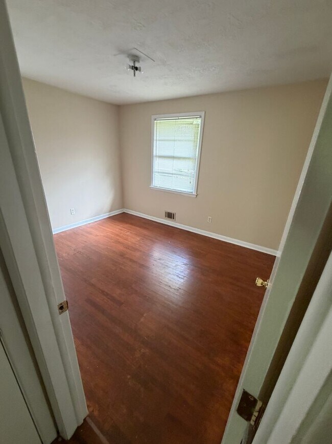 Building Photo - 3012 Pinewood Dr