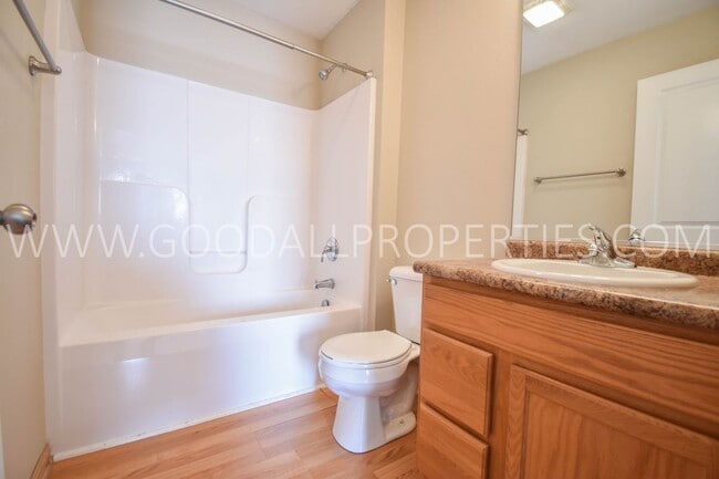 Building Photo - 2 Bedroom, 2 1/2 Bath Townhome in Urbandale