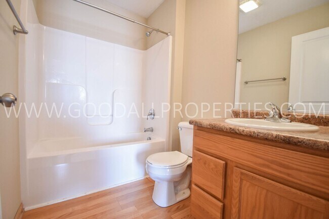 Building Photo - 2 Bedroom, 2 1/2 Bath Townhome in Urbandale with a 2-Car attached garage