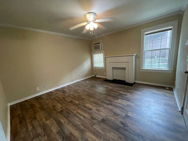 Building Photo - 833 Evangeline Pl