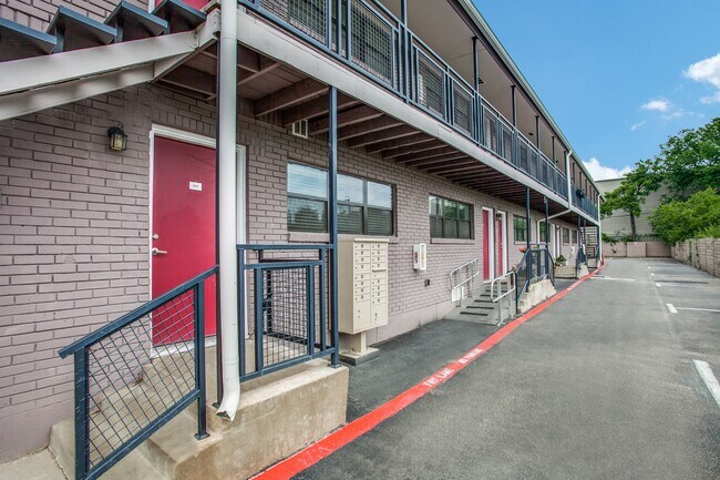 Building Photo - Old East Milano