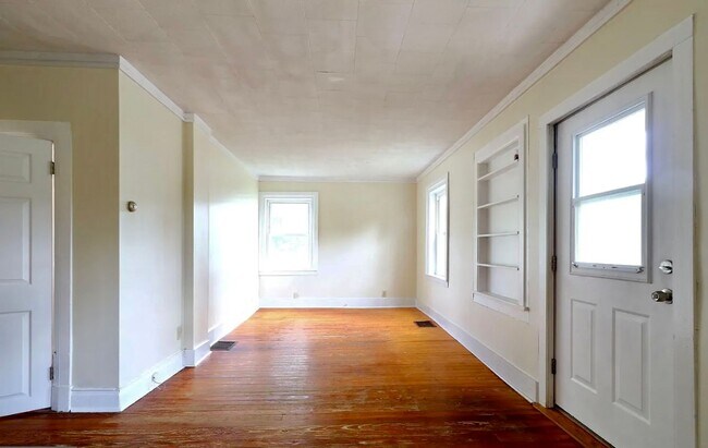 Building Photo - Charming 3-Bedroom Home with Office in How...