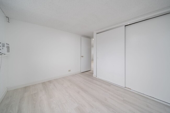 Building Photo - Upgraded Condo w/ Assigned Parking Near H1...