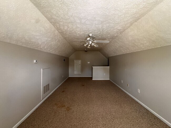 Building Photo - Lovely 3 Bed 2 Bath Plus Bonus Room Home in Raeford