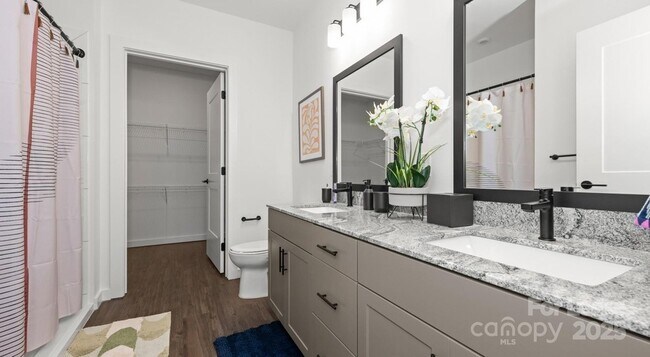 Building Photo - 515 Royal Ct