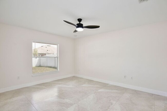 Building Photo - Beautiful 3/2 Spacious Home with a covered...