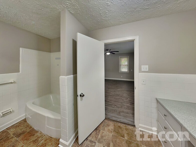 Building Photo - 1122 Paramount Cir