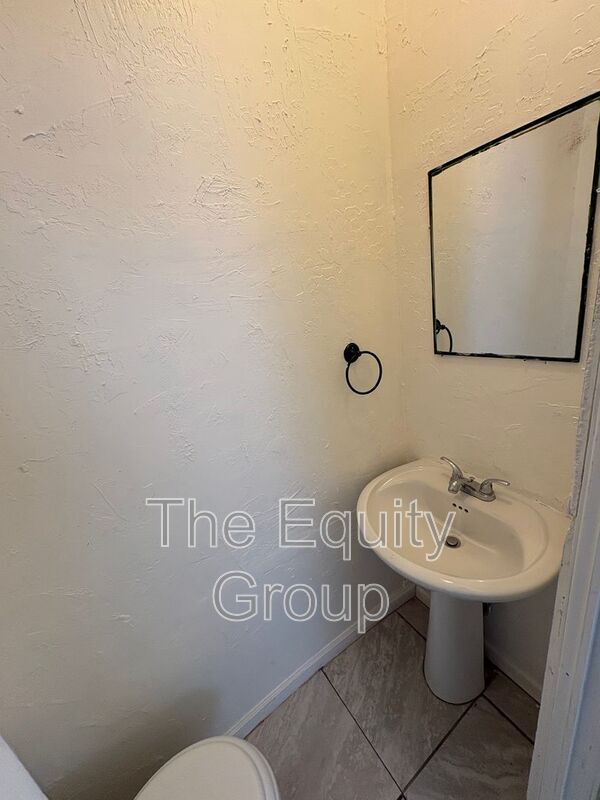 Building Photo - 326 S L St