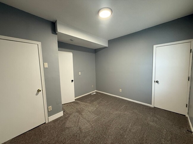 Building Photo - Large 6 Bed Single Family Home in MPLS!