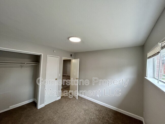 Building Photo - 2506 Redbud Ln