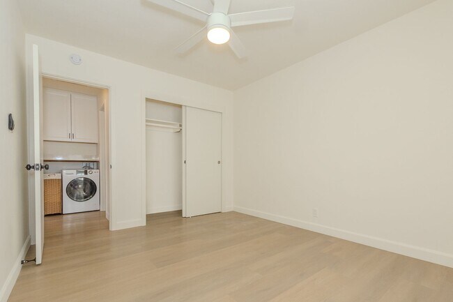 Building Photo - Showing on 5/31 at NOON! Stylishly Remodeled 1-Bed/1-Bath Gem in Crown Point / Pacific Beach. Onl...