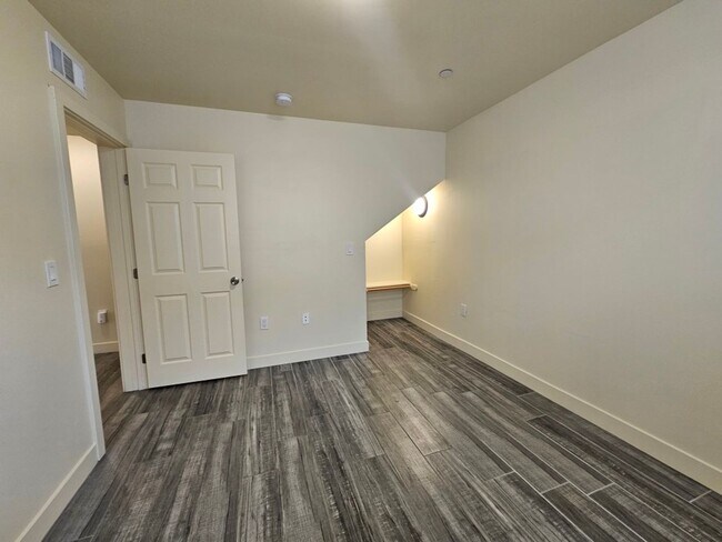 Building Photo - 1128 E 28th St
