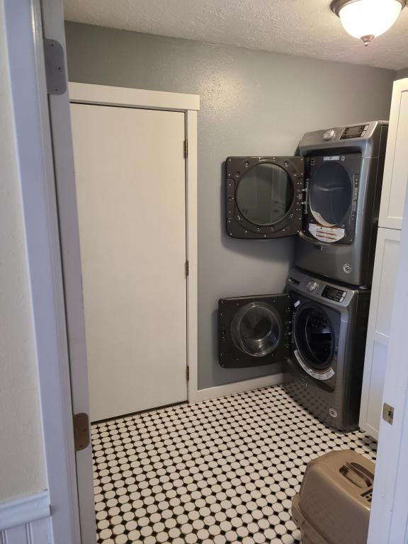 Building Photo - 389 Yasek Loop