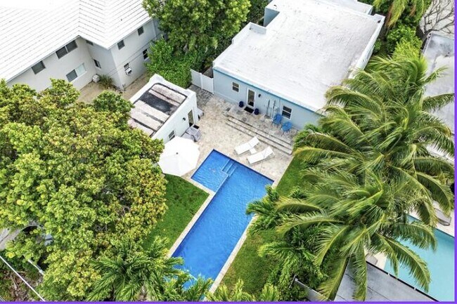 Primary Photo - 414 NE 7th Ave