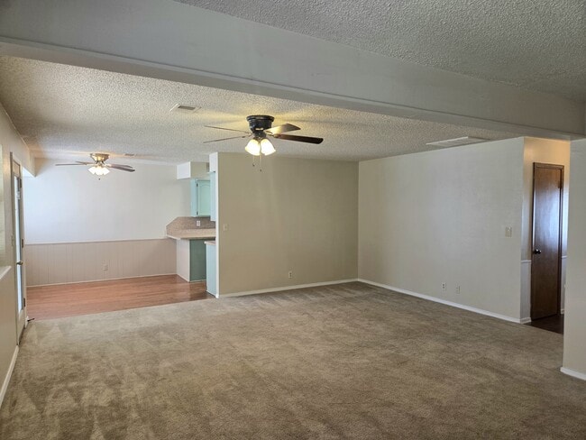 Building Photo - 904 E Hills Dr