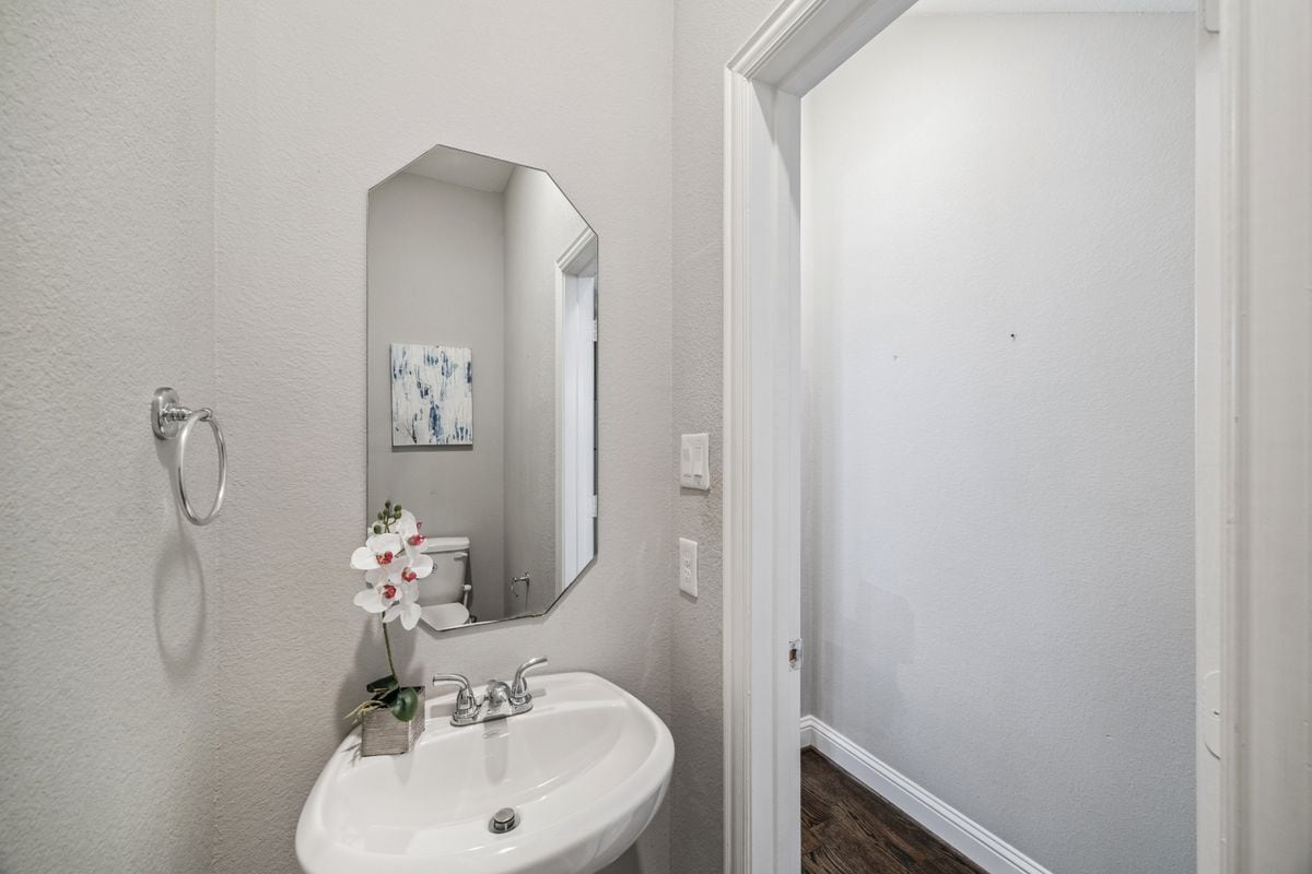Building Photo - 5443 Camaguey St