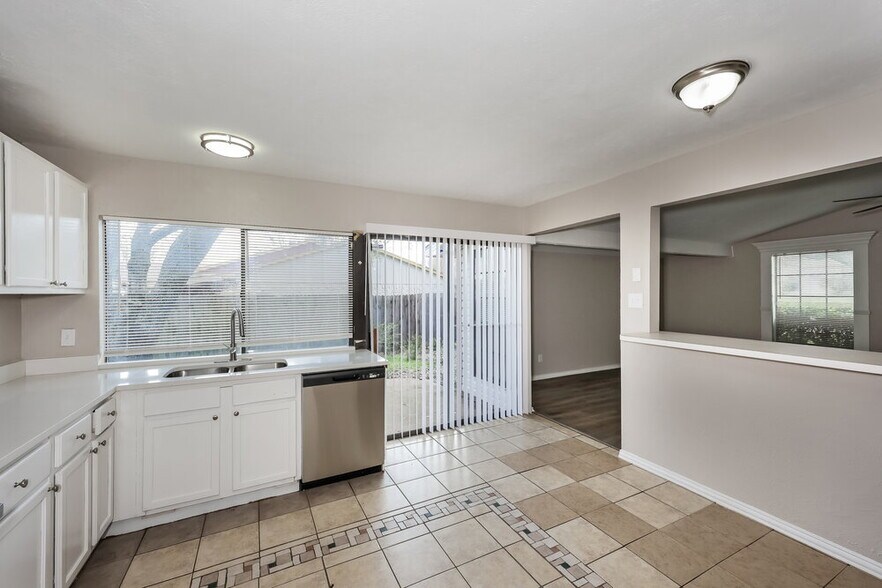 Building Photo - 114 S Young Blvd