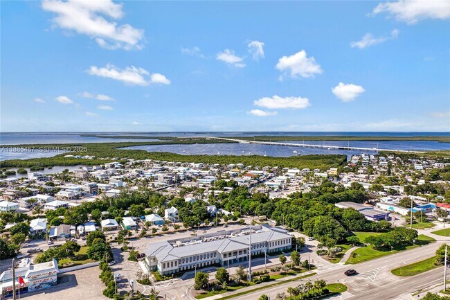 Building Photo - 945 Plantation Rd