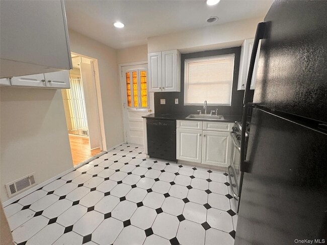 Building Photo - 15-83 208th Place Unit