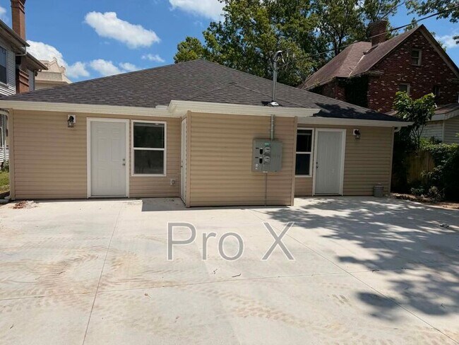 Building Photo - 514 S Byers Ave