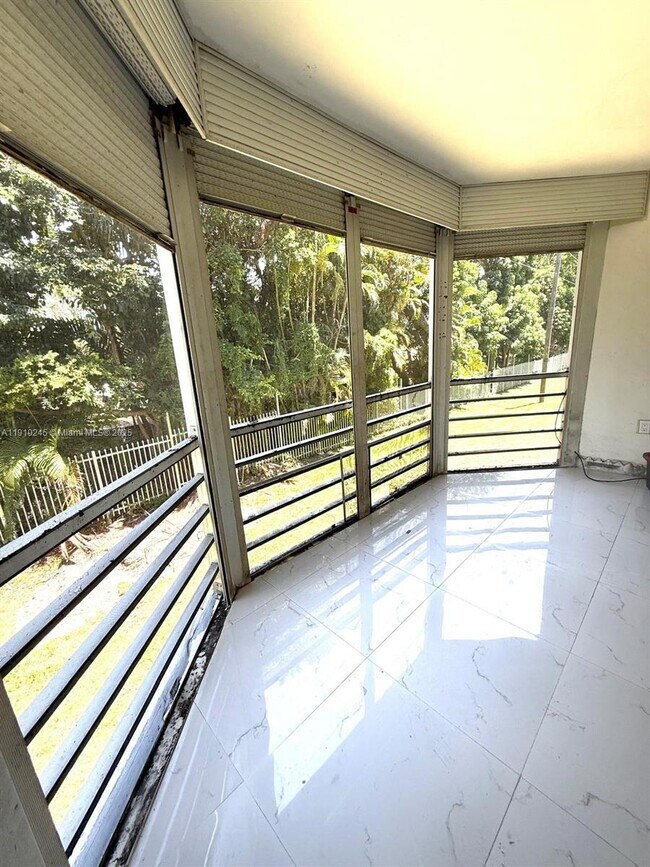 Building Photo - 1401 NE 191st St