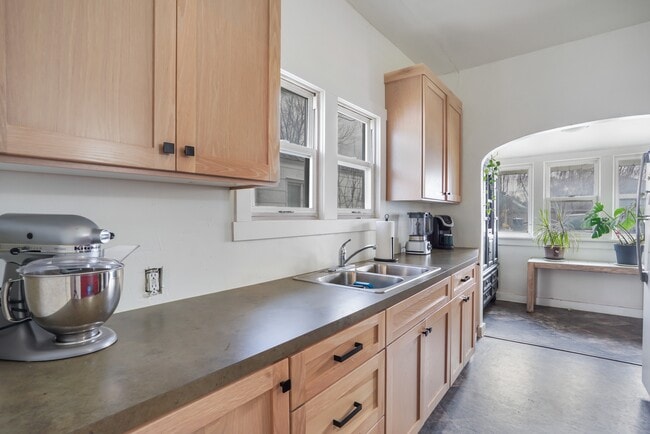 Building Photo - 1009 8th St