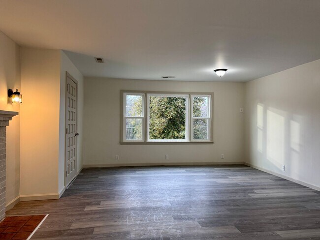 Building Photo - 1820 Tunnel Blvd