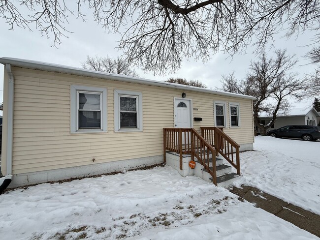 Building Photo - 3 Bedroom Home