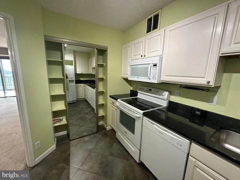 Building Photo - 5904 Mt Eagle Dr