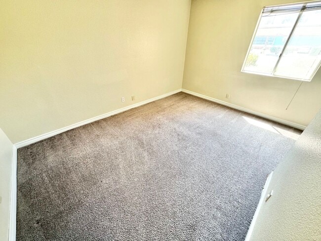 Building Photo - BEAUTIFUL 1 BEDROOM CONDO!