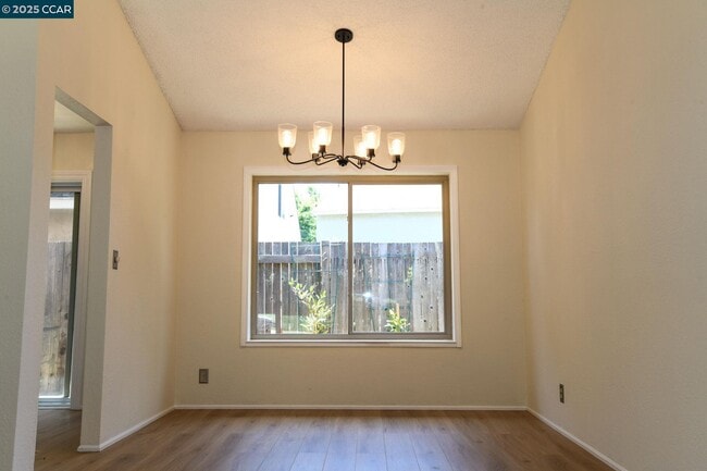 Building Photo - 555 Willow Ct