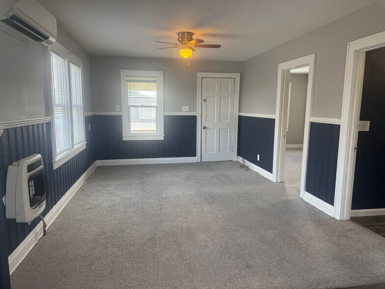 Building Photo - 1321 Lakeview Dr