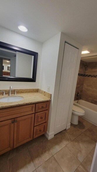 Building Photo - 606 6th Ln