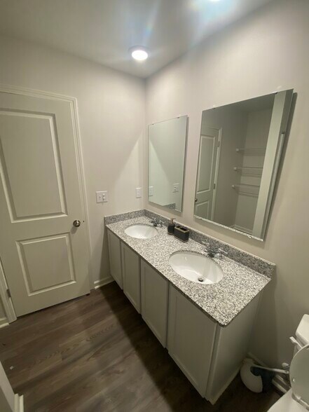 Building Photo - 427 Silo Ct