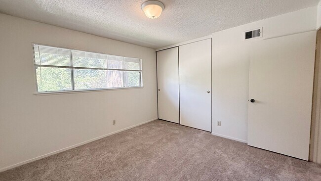 Building Photo - 929 Dewing Ave