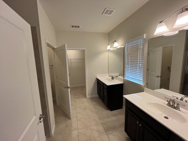 Building Photo - 447 Warren Hill Dr